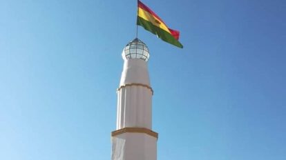 La Tricolor Nacional flameando en el Faro de Conchupata