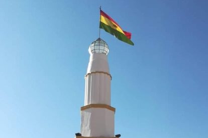 La Tricolor Nacional flameando en el Faro de Conchupata