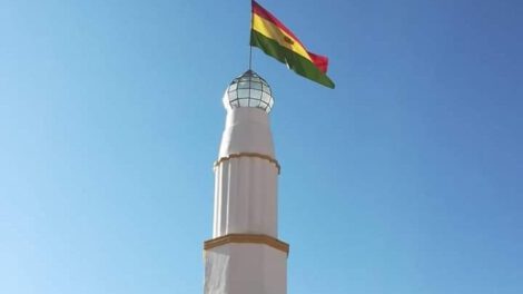 La Tricolor Nacional flameando en el Faro de Conchupata