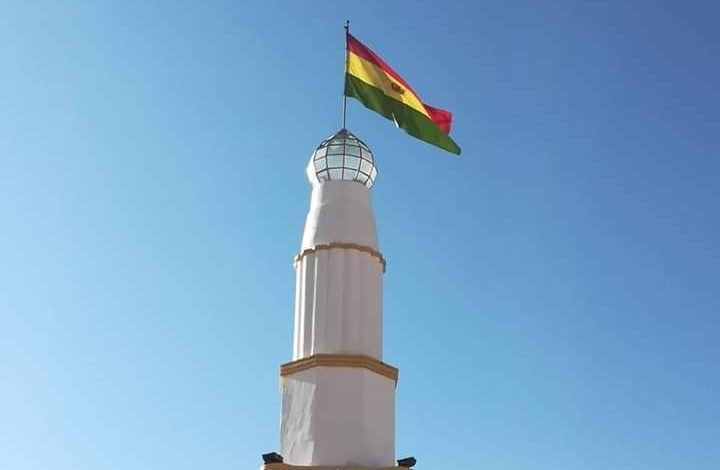 La Tricolor Nacional flameando en el Faro de Conchupata