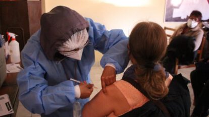 Paciente recibe la dosis contra el Covid-19