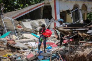 Terremoto en Haití: personas buscan pertenencias tras el sismo