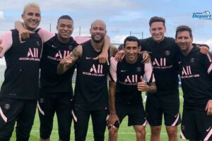 Messi en el PSG entrenando antes del partido contra el Brest