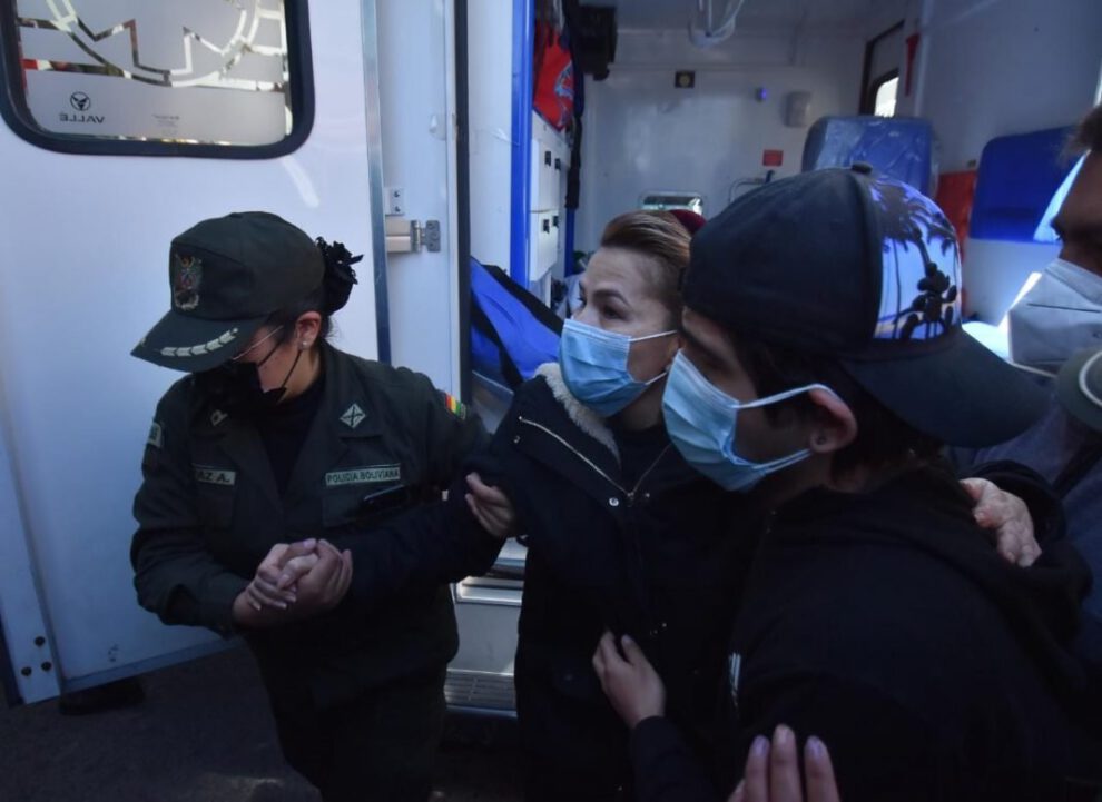 Jeanine Añez en traslado al Hospital del Norte