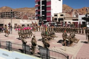 Sentimiento patriótico en la iza de la Bandera de Bolivia