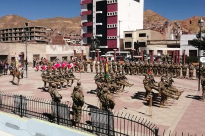 Sentimiento patriótico en la iza de la Bandera de Bolivia