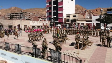 Sentimiento patriótico en la iza de la Bandera de Bolivia