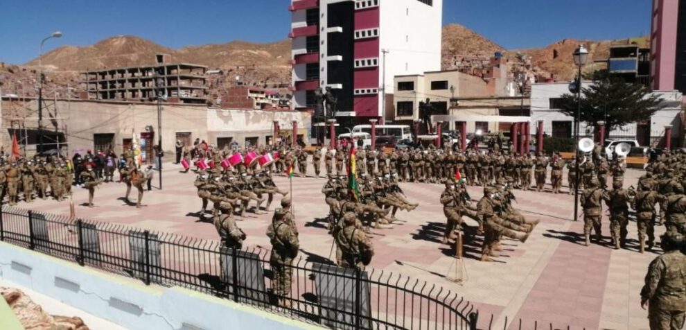 Sentimiento patriótico en la iza de la Bandera de Bolivia