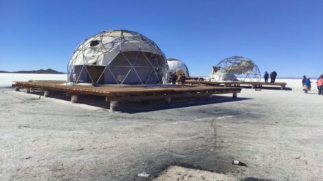 Reactivación del turismo en Jirira tras la quema de domos