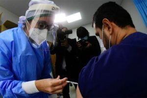 Personal médico inmunizando contra el Covid-19