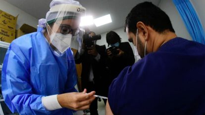 Personal médico inmunizando contra el Covid-19