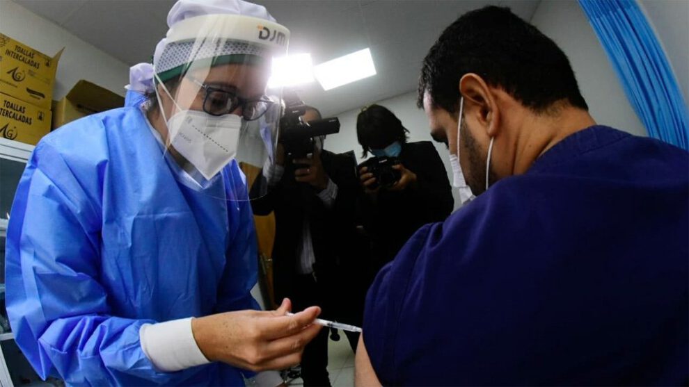 Personal médico inmunizando contra el Covid-19