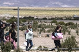 Crisis migratoria en Colchane, migrantes avanzan por ruta caminando