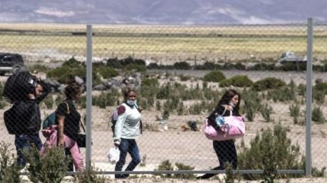 Crisis migratoria en Colchane, migrantes avanzan por ruta caminando