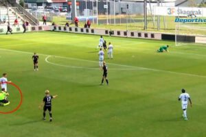 Árbitro pide disculpas de rodillas durante el partido entre Fredericia y Vendsyssel