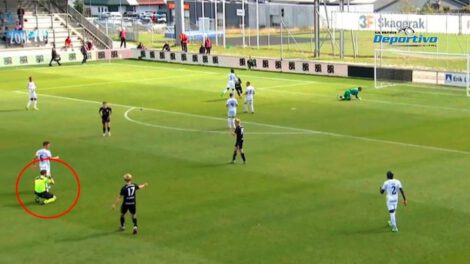 Árbitro pide disculpas de rodillas durante el partido entre Fredericia y Vendsyssel