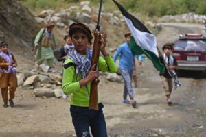 Niños armados contra talibanes en Afganistán