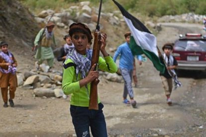 Niños armados contra talibanes en Afganistán