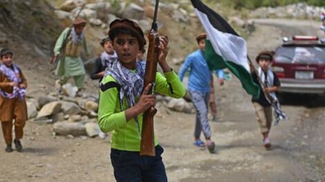 Niños armados contra talibanes en Afganistán
