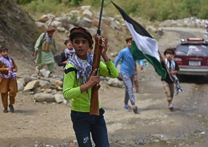 Niños armados contra talibanes en Afganistán