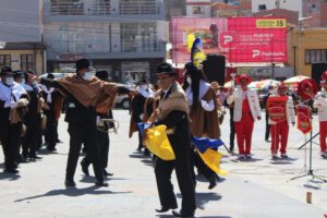 Día del Folklore en la Avenida Cívica con bandas de música