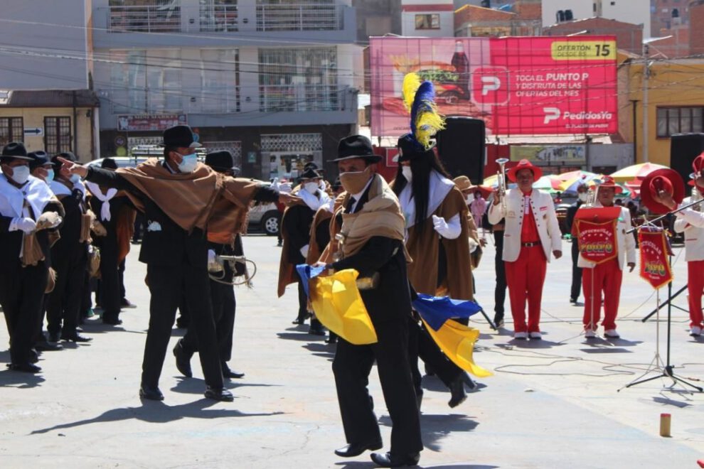 Día del Folklore en la Avenida Cívica con bandas de música
