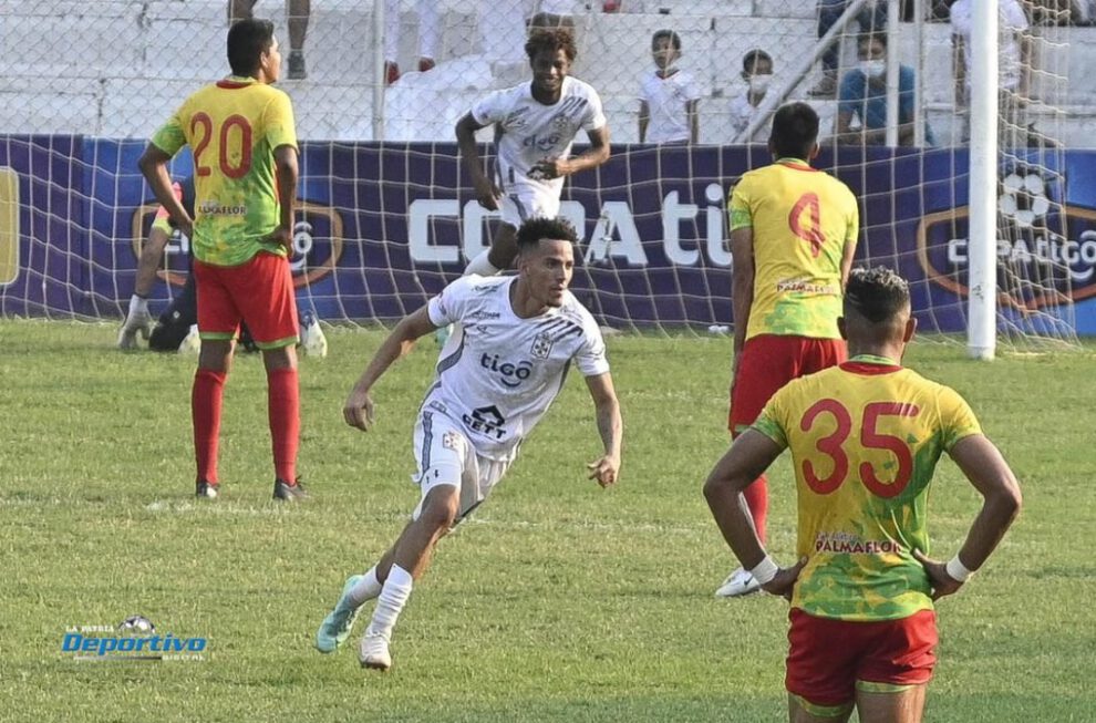 Real Santa Cruz vence a Atlético Palmaflor con gol de Edarlyn Reyes
