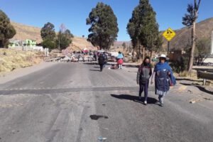 Bloqueos en la carretera Potosí-Sucre por comunarios de Samasa Baja