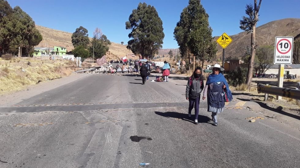 Bloqueos en la carretera Potosí-Sucre por comunarios de Samasa Baja