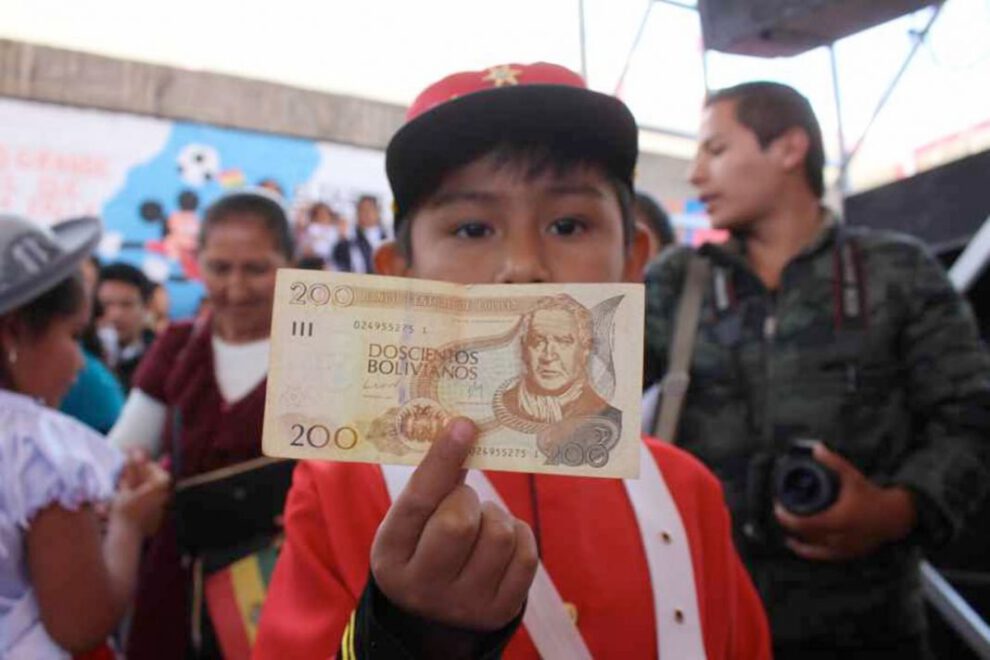 Entrega del Bono Juancito Pinto a los estudiantes en Bolivia