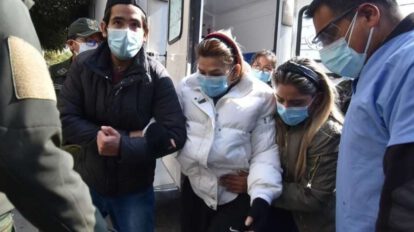 Jeanine Añez siendo trasladada al centro de salud Unidem