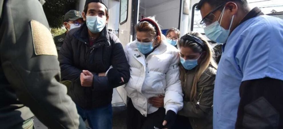 Jeanine Añez siendo trasladada al centro de salud Unidem