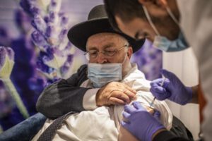 Israelí recibiendo la vacuna contra el Covid-19
