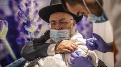 Israelí recibiendo la vacuna contra el Covid-19