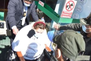 Jeanine Añez sale del centro médico