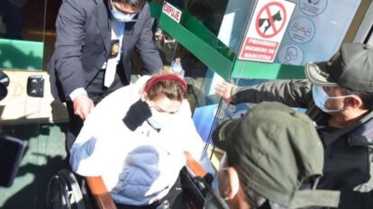 Jeanine Añez sale del centro médico