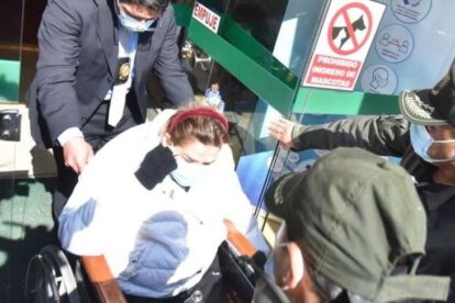 Jeanine Añez sale del centro médico