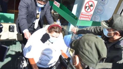 Jeanine Añez sale del centro médico