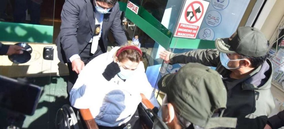 Jeanine Añez sale del centro médico
