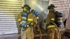 Alrededor de 10 puestos de venta de comida resultaron afectados tras el incendio.
