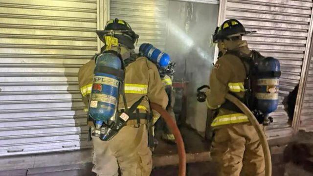 Alrededor de 10 puestos de venta de comida resultaron afectados tras el incendio.