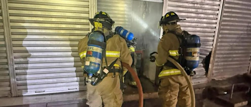 Alrededor de 10 puestos de venta de comida resultaron afectados tras el incendio.