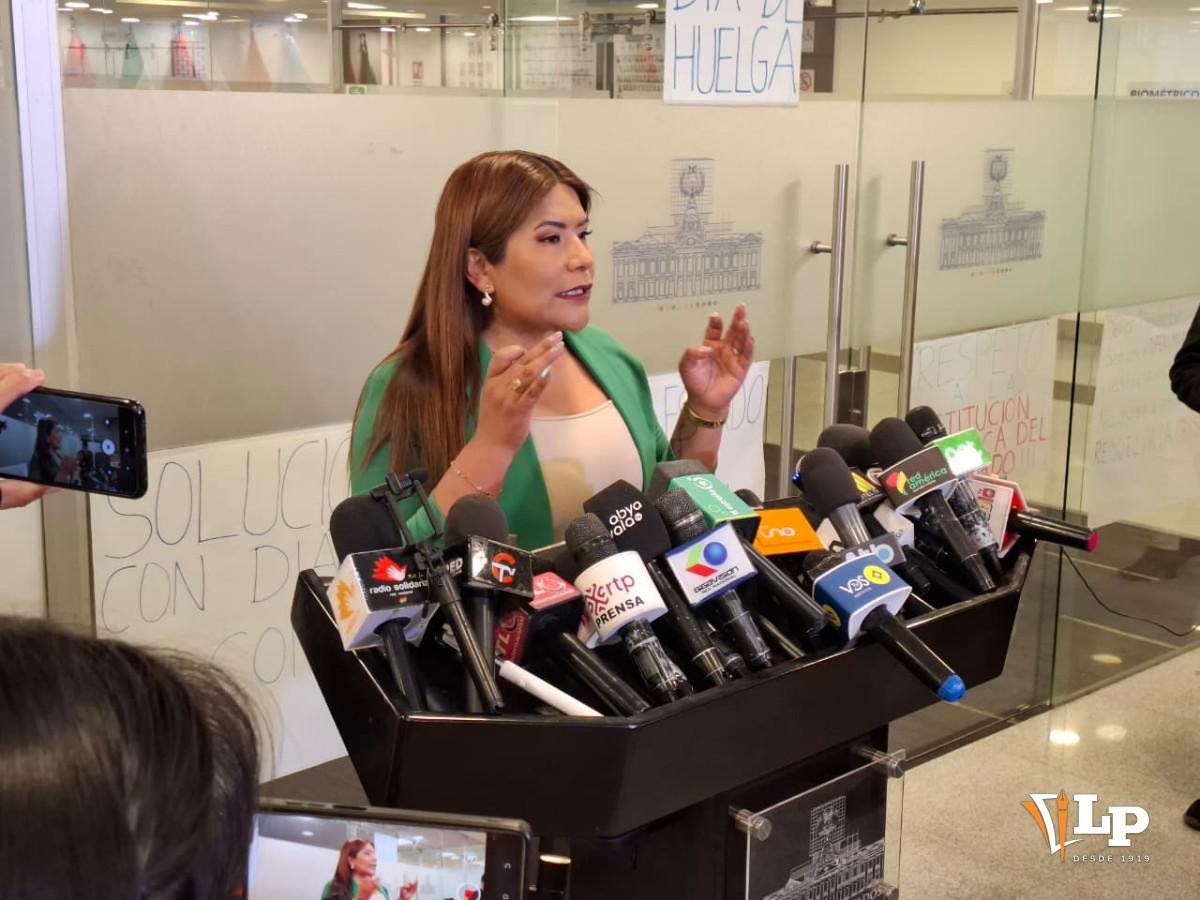La diputada Pinto en conferencia de prensa
