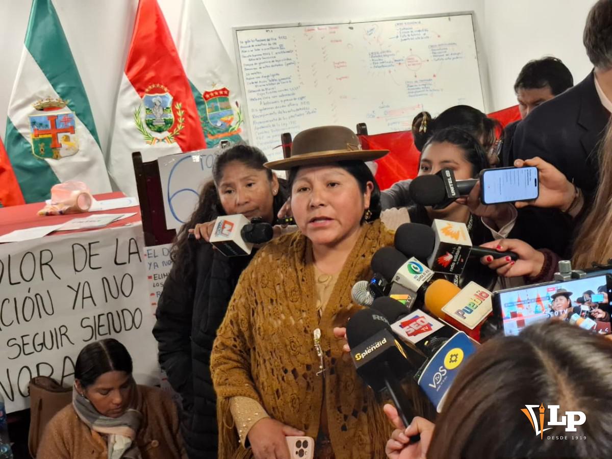La diputada Siñani en conferencia de prensa