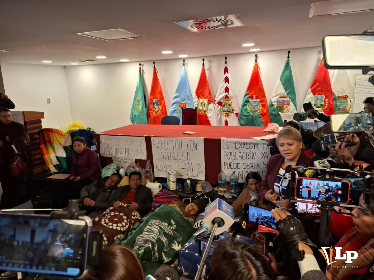 La diputada Patiño en conferencia de prensa