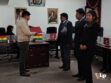 El diputado Quispe entrega el reconocimiento al maestro Finelez Llanque
