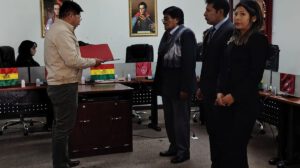 El diputado Quispe entrega el reconocimiento al maestro Finelez Llanque