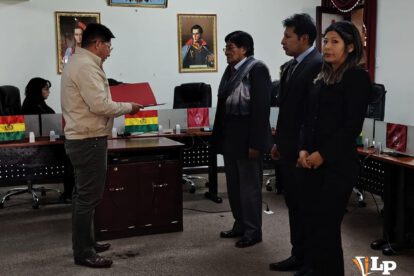 El diputado Quispe entrega el reconocimiento al maestro Finelez Llanque