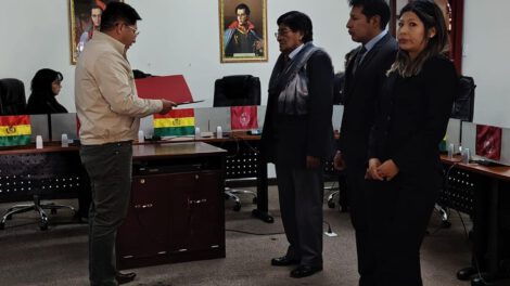 El diputado Quispe entrega el reconocimiento al maestro Finelez Llanque