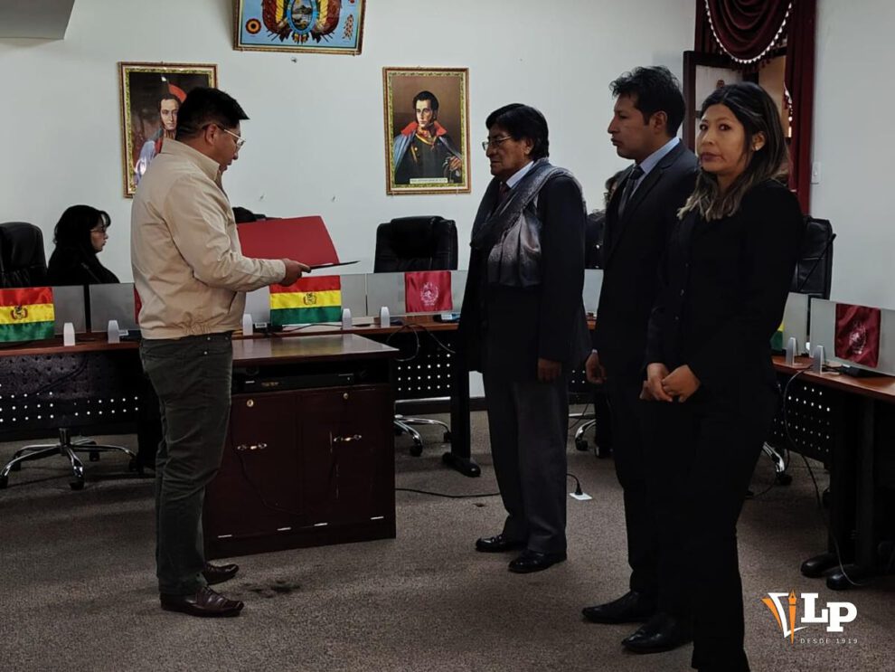 El diputado Quispe entrega el reconocimiento al maestro Finelez Llanque